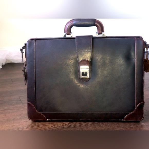 Mancini briefcase 18″ x 6″ x 13″ ( L x D x H )
4.2 lbs / 1.9 kgs NEW w/ out tags - Picture 2 of 9